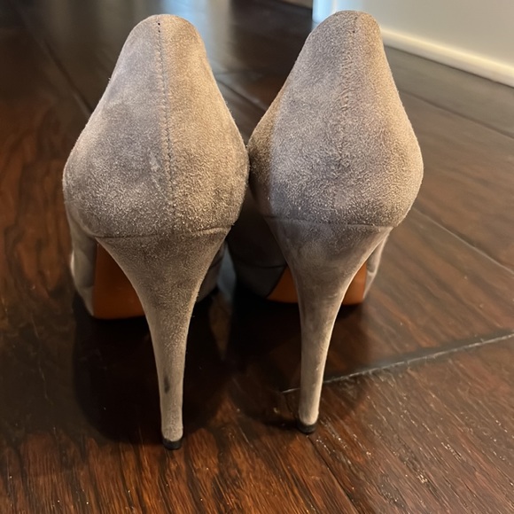 Gucci suede round toe platform heel in taupe - Picture 5 of 8